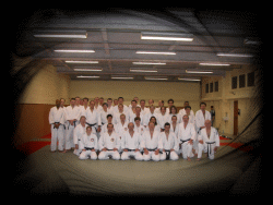 Le groupe des Ceintures Marrons et des Ceintures Noires à liserés violets lors du 1er stage de l'Ecole des Cadres de Meaux pour la saison 2005/2006 - Meaux - 20 novembre 2005